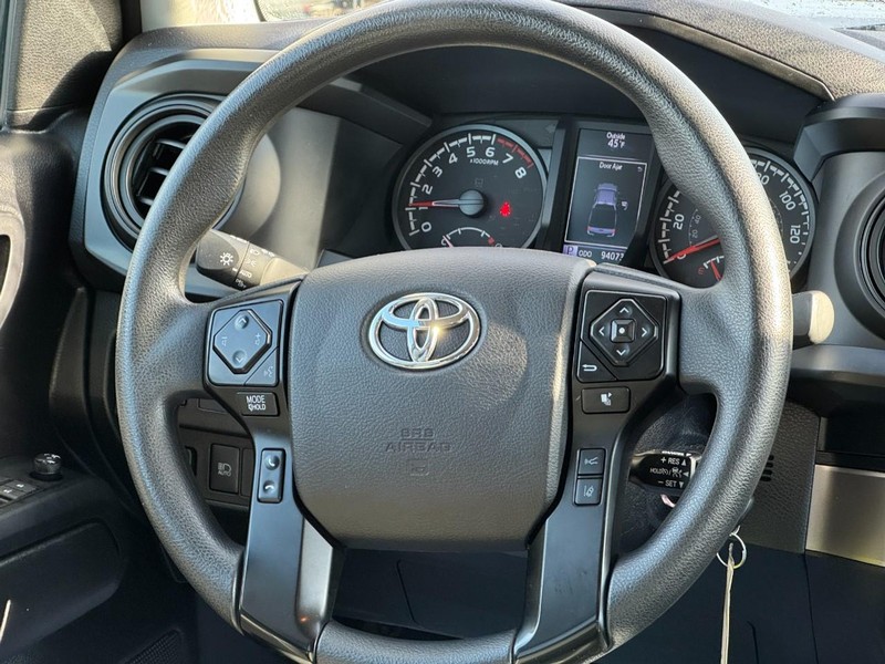 Toyota Tacoma 4WD Vehicle Full-screen Gallery Image 12