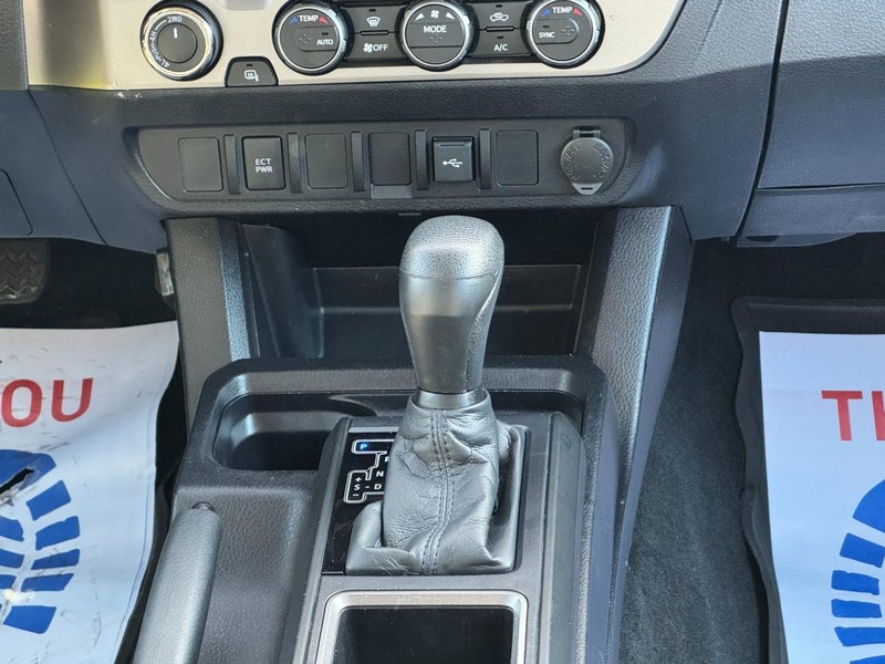 Toyota Tacoma 4WD Vehicle Full-screen Gallery Image 14