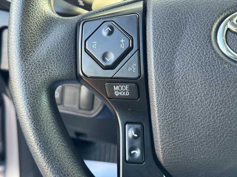 Toyota Tacoma 4WD Vehicle Full-screen Gallery Image 17