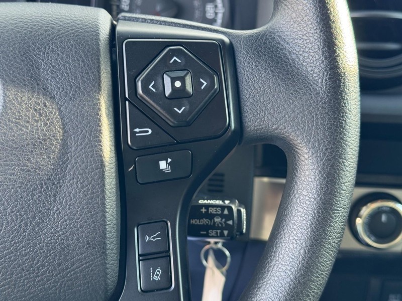 Toyota Tacoma 4WD Vehicle Full-screen Gallery Image 18