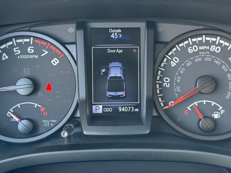 Toyota Tacoma 4WD Vehicle Full-screen Gallery Image 19