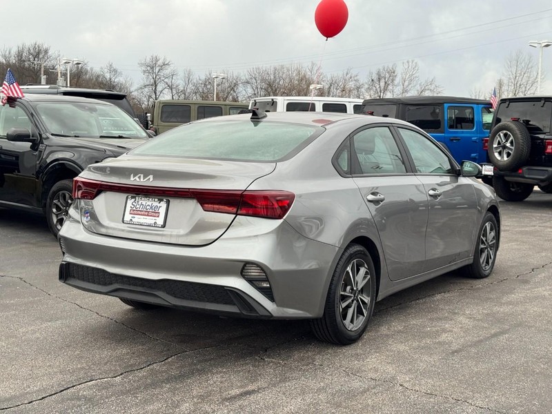 Kia Forte Vehicle Full-screen Gallery Image 03