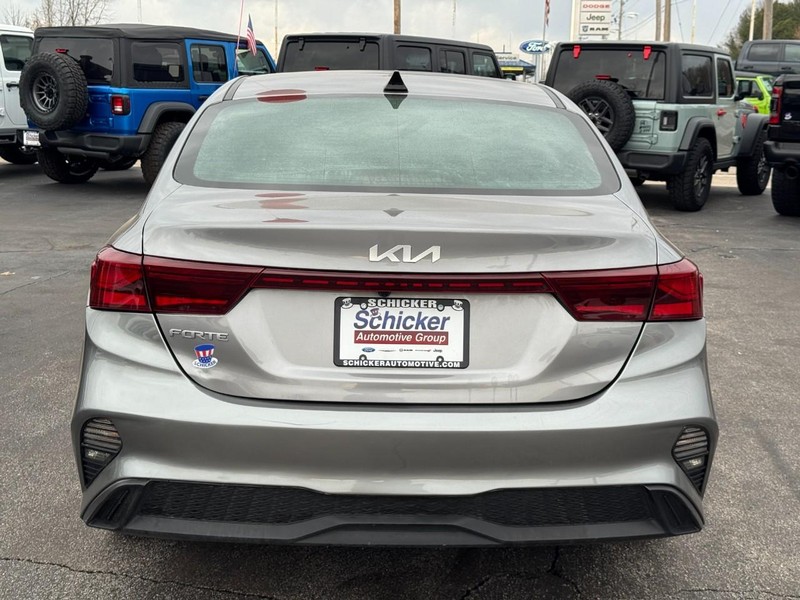 Kia Forte Vehicle Full-screen Gallery Image 04