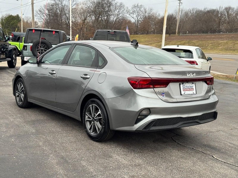 Kia Forte Vehicle Full-screen Gallery Image 05