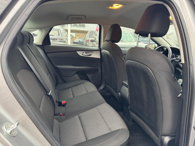 Kia Forte Vehicle Full-screen Gallery Image 09