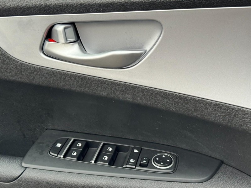 Kia Forte Vehicle Full-screen Gallery Image 21