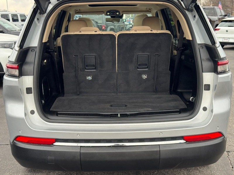 Jeep Grand Cherokee L Vehicle Full-screen Gallery Image 04