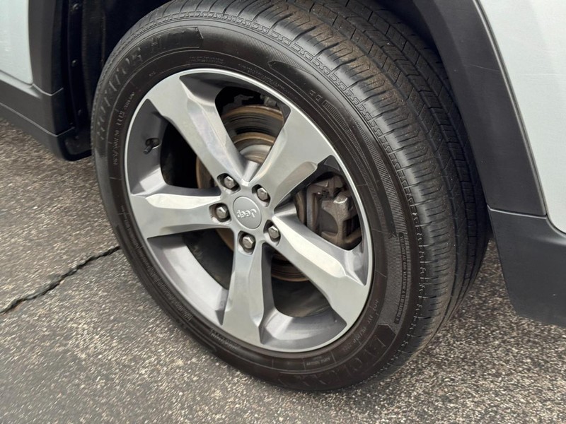 Jeep Grand Cherokee L Vehicle Full-screen Gallery Image 07