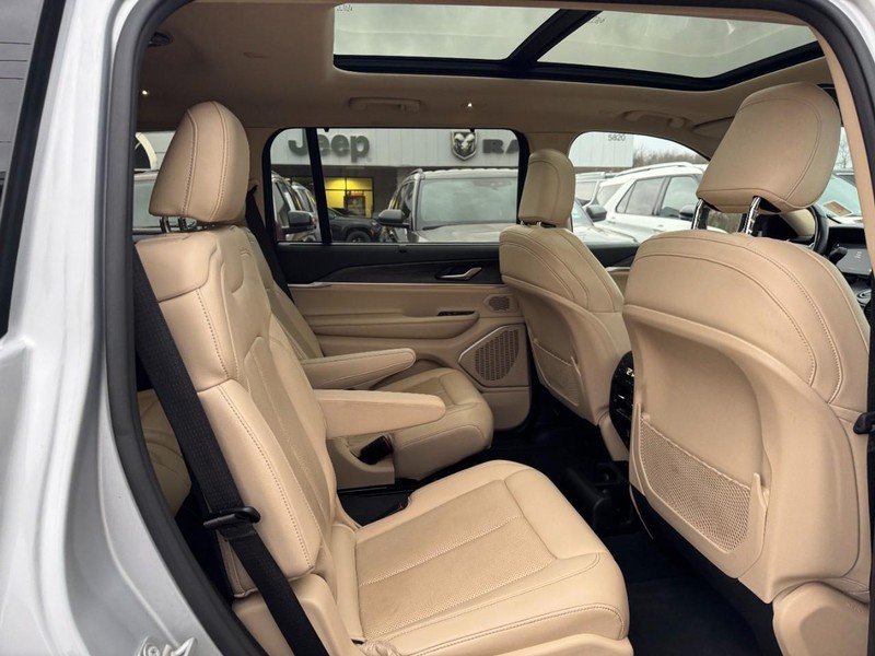 Jeep Grand Cherokee L Vehicle Full-screen Gallery Image 10