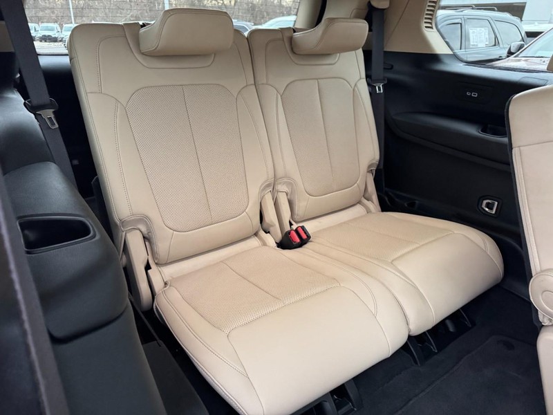 Jeep Grand Cherokee L Vehicle Full-screen Gallery Image 11