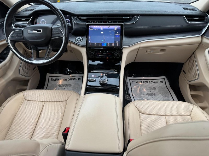 Jeep Grand Cherokee L Vehicle Full-screen Gallery Image 12