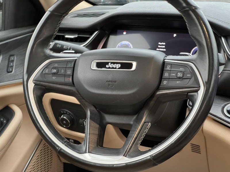 Jeep Grand Cherokee L Vehicle Full-screen Gallery Image 13