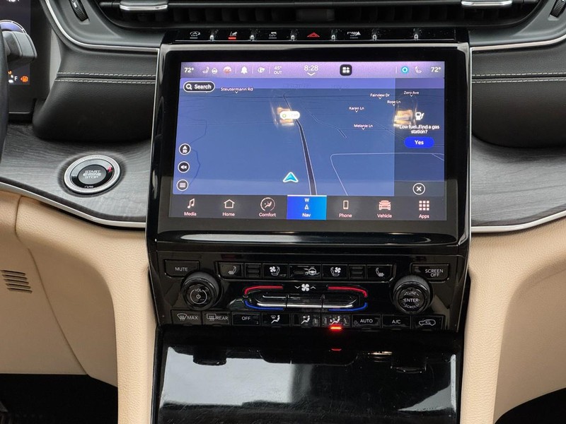 Jeep Grand Cherokee L Vehicle Full-screen Gallery Image 14