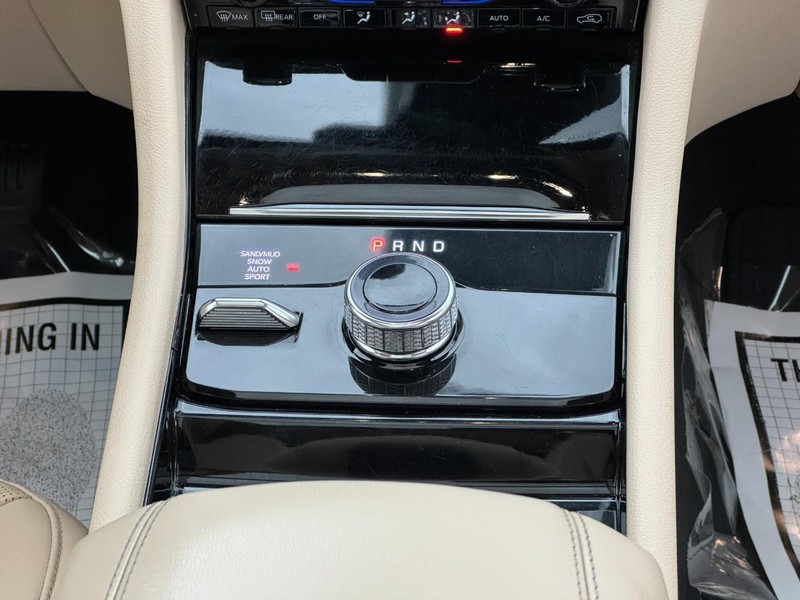 Jeep Grand Cherokee L Vehicle Full-screen Gallery Image 15