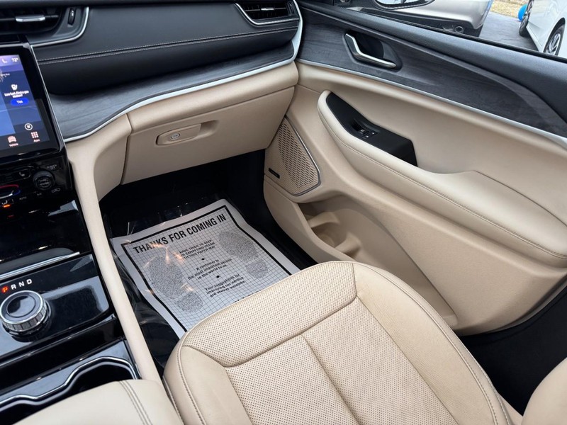 Jeep Grand Cherokee L Vehicle Full-screen Gallery Image 16