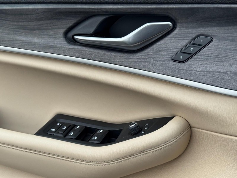 Jeep Grand Cherokee L Vehicle Full-screen Gallery Image 24