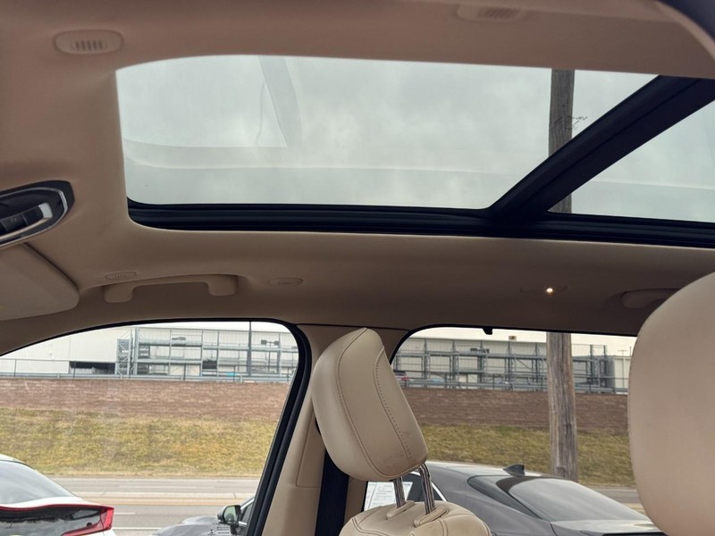 Jeep Grand Cherokee L Vehicle Full-screen Gallery Image 25