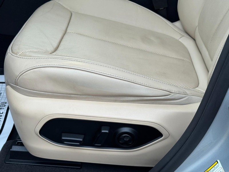 Jeep Grand Cherokee L Vehicle Full-screen Gallery Image 26