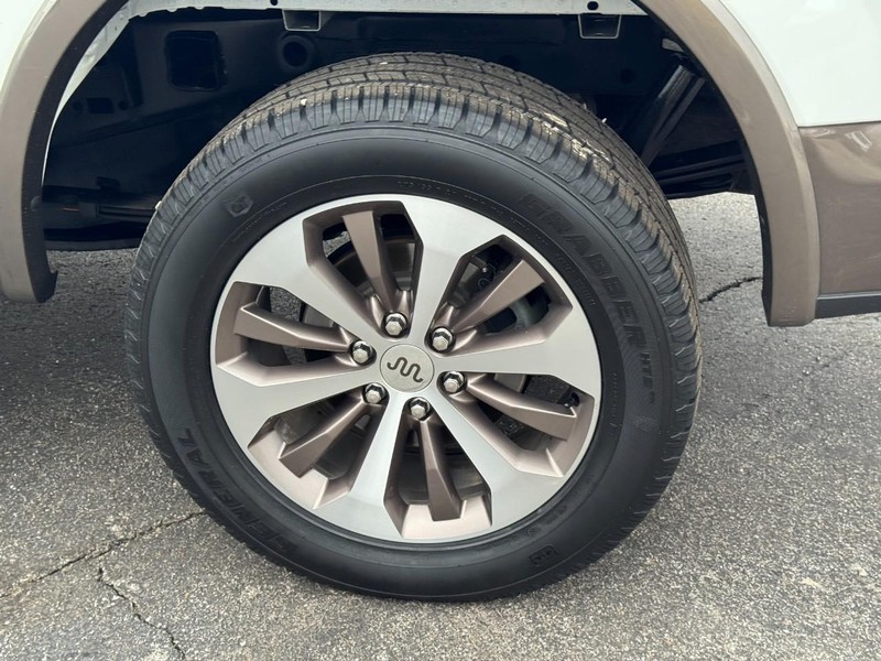 Ford F-150 Vehicle Full-screen Gallery Image 07