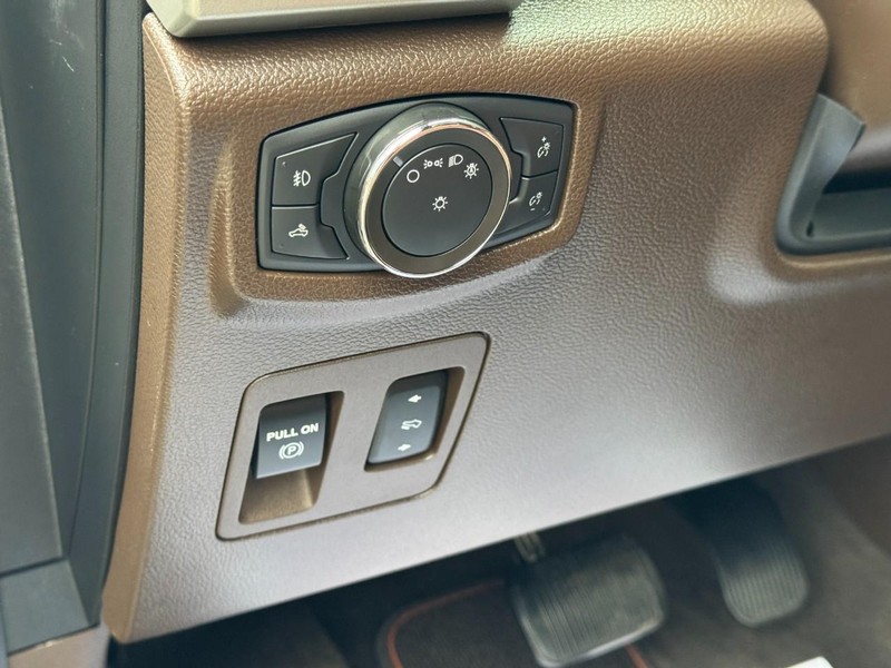 Ford F-150 Vehicle Full-screen Gallery Image 18