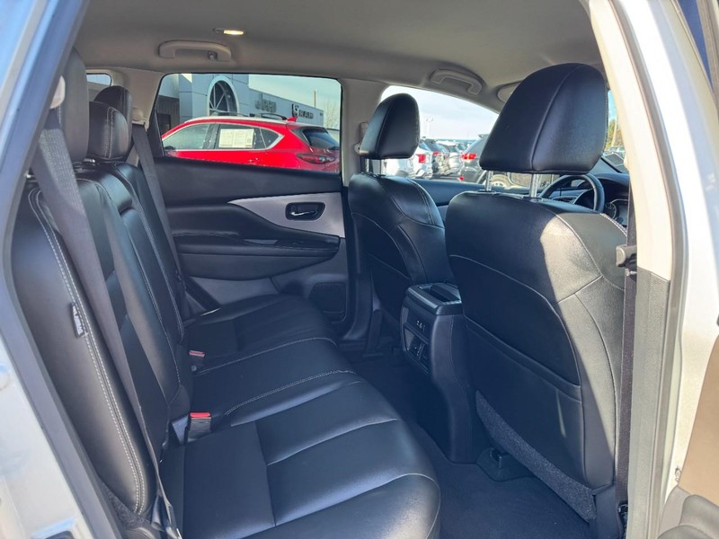 Nissan Murano Vehicle Full-screen Gallery Image 10