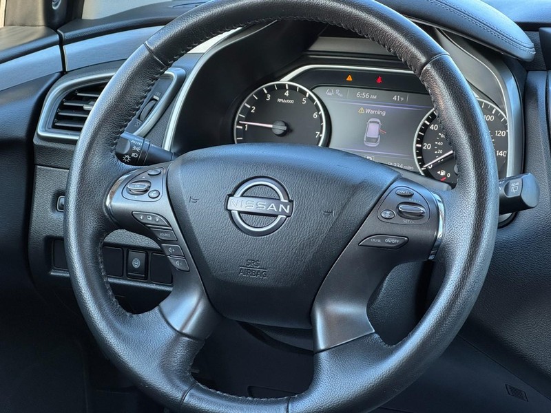 Nissan Murano Vehicle Full-screen Gallery Image 12