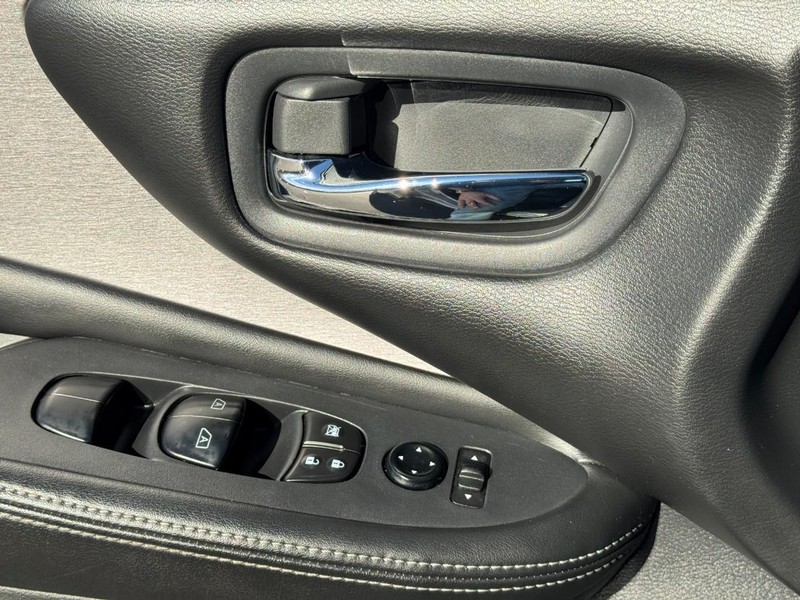 Nissan Murano Vehicle Full-screen Gallery Image 23