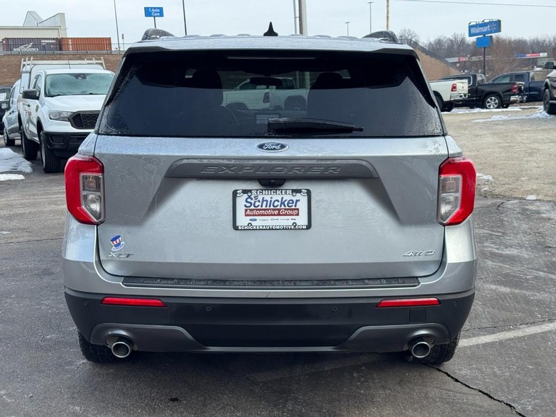 Ford Explorer Vehicle Full-screen Gallery Image 05