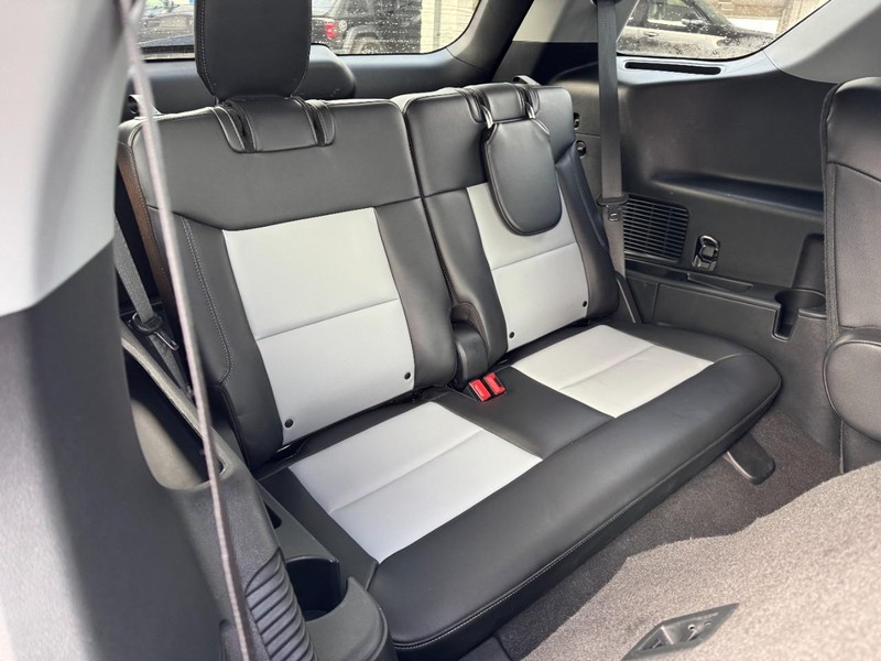 Ford Explorer Vehicle Full-screen Gallery Image 11