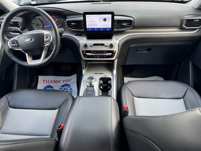 Ford Explorer Vehicle Full-screen Gallery Image 12