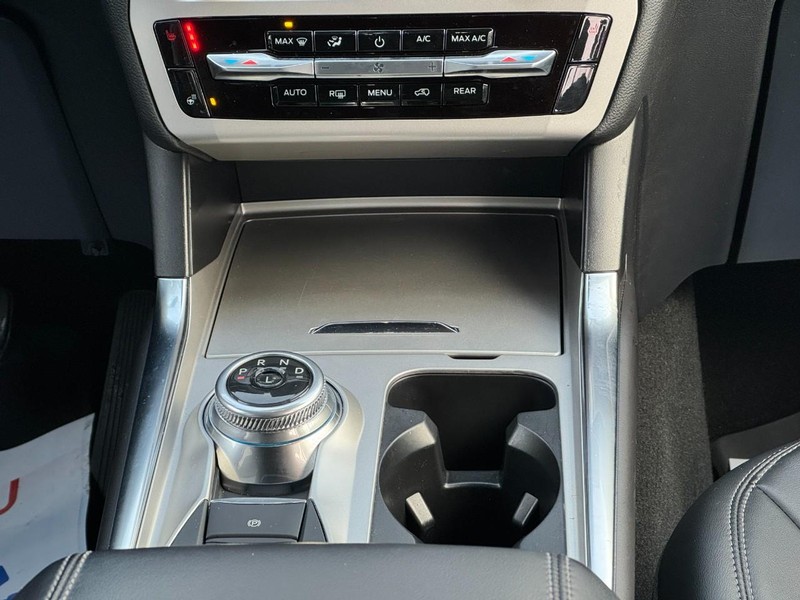 Ford Explorer Vehicle Full-screen Gallery Image 15