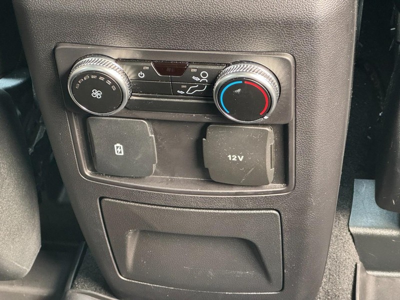 Ford Explorer Vehicle Full-screen Gallery Image 16