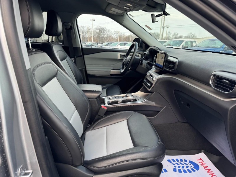 Ford Explorer Vehicle Full-screen Gallery Image 17