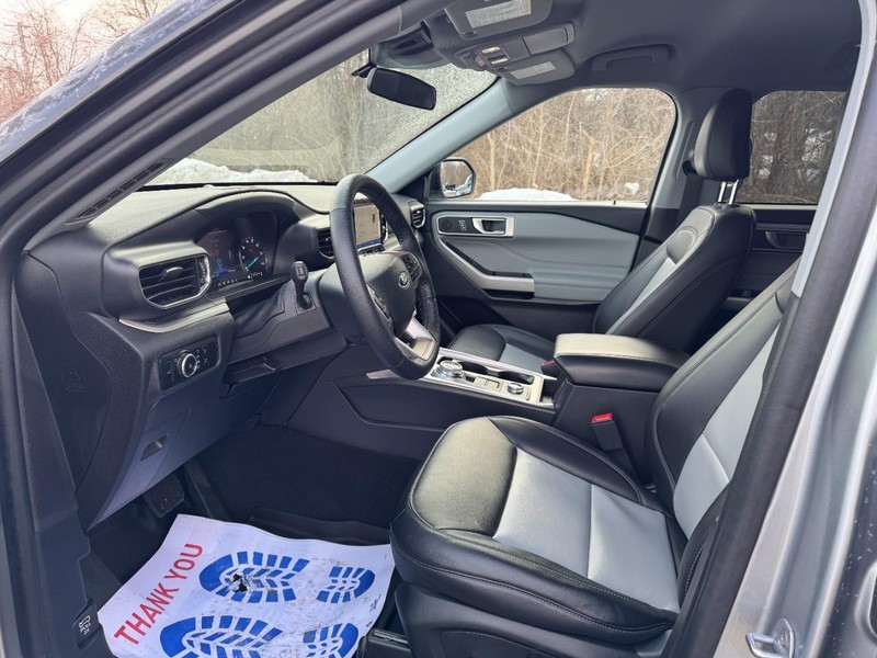 Ford Explorer Vehicle Full-screen Gallery Image 18