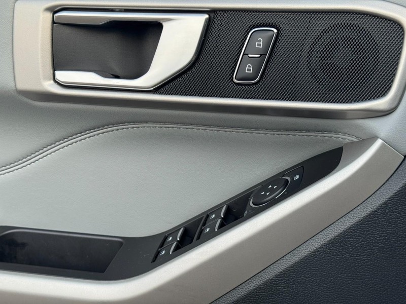 Ford Explorer Vehicle Full-screen Gallery Image 25