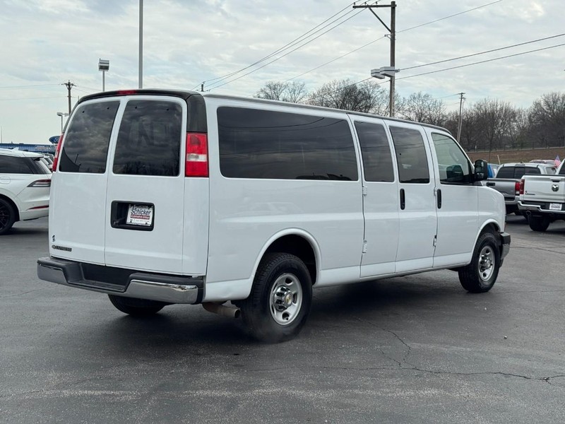 Chevrolet Express Passenger Vehicle Full-screen Gallery Image 03