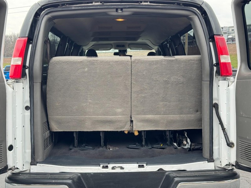 Chevrolet Express Passenger Vehicle Full-screen Gallery Image 04