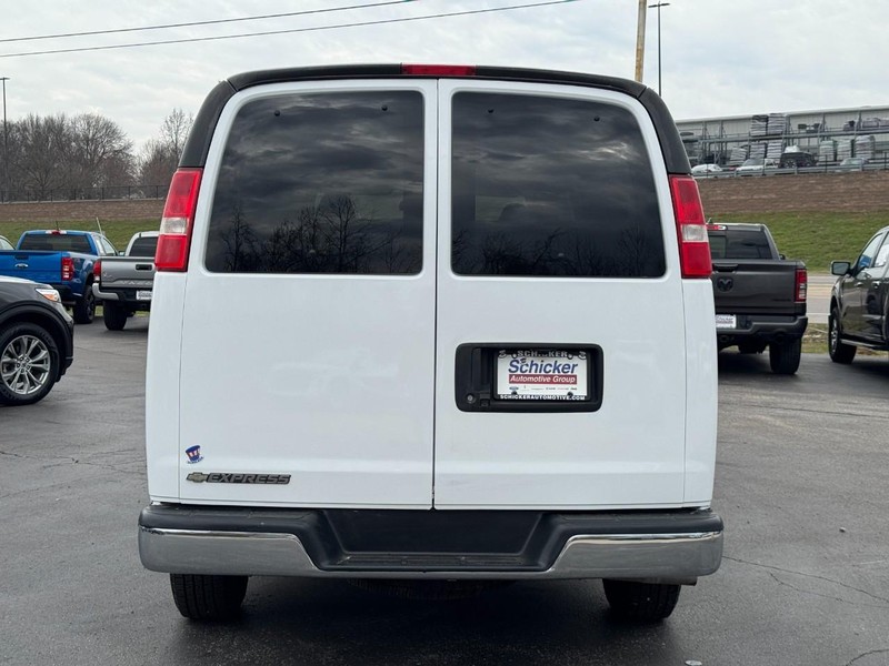Chevrolet Express Passenger Vehicle Full-screen Gallery Image 05