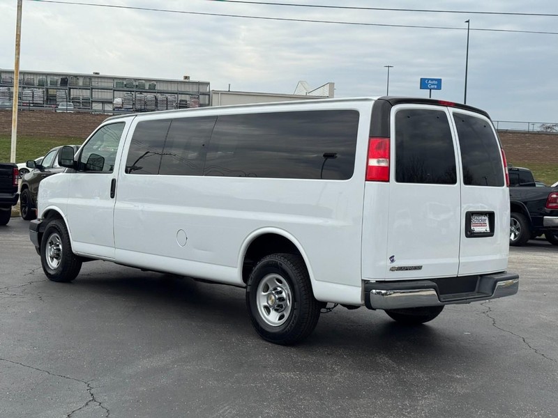 Chevrolet Express Passenger Vehicle Full-screen Gallery Image 06