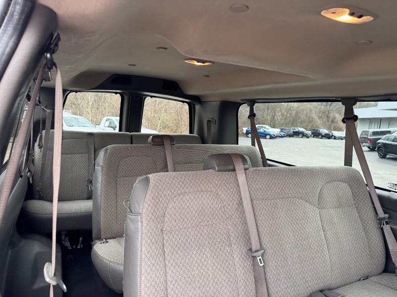 Chevrolet Express Passenger Vehicle Full-screen Gallery Image 10