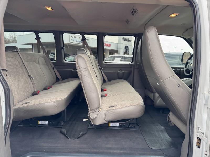 Chevrolet Express Passenger Vehicle Full-screen Gallery Image 11