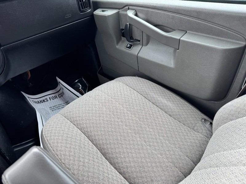 Chevrolet Express Passenger Vehicle Full-screen Gallery Image 15