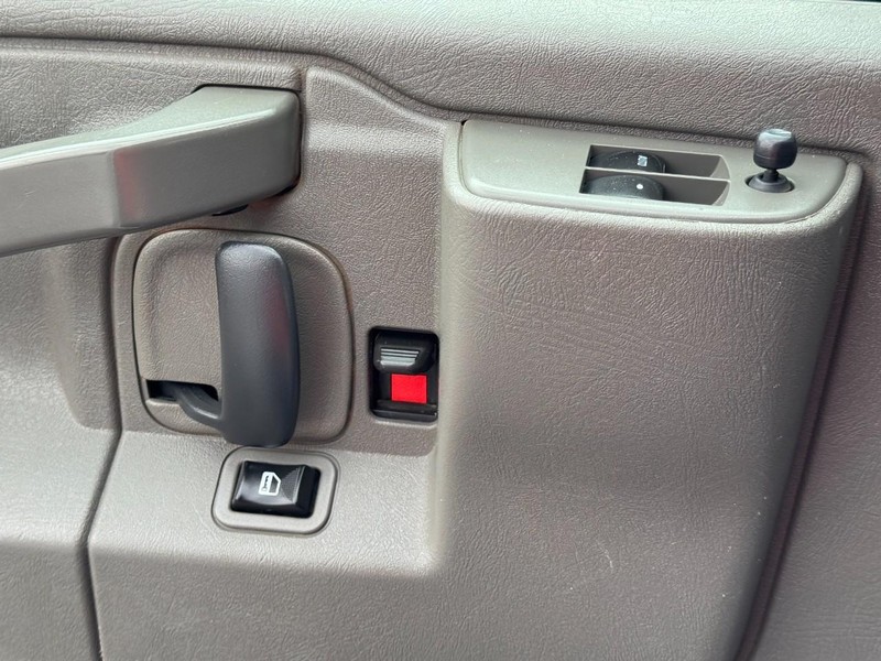 Chevrolet Express Passenger Vehicle Full-screen Gallery Image 19