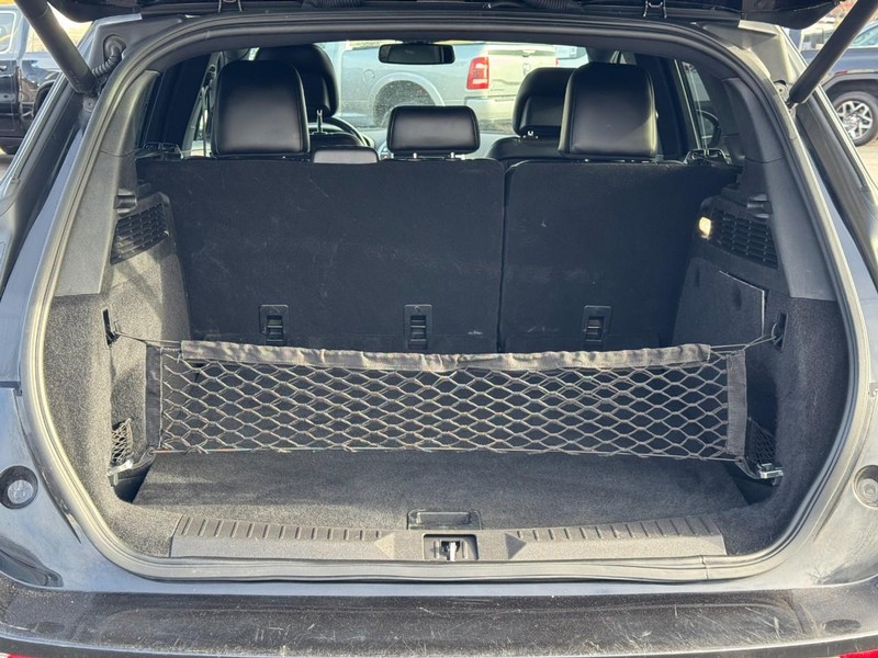 Lincoln MKC Vehicle Full-screen Gallery Image 04