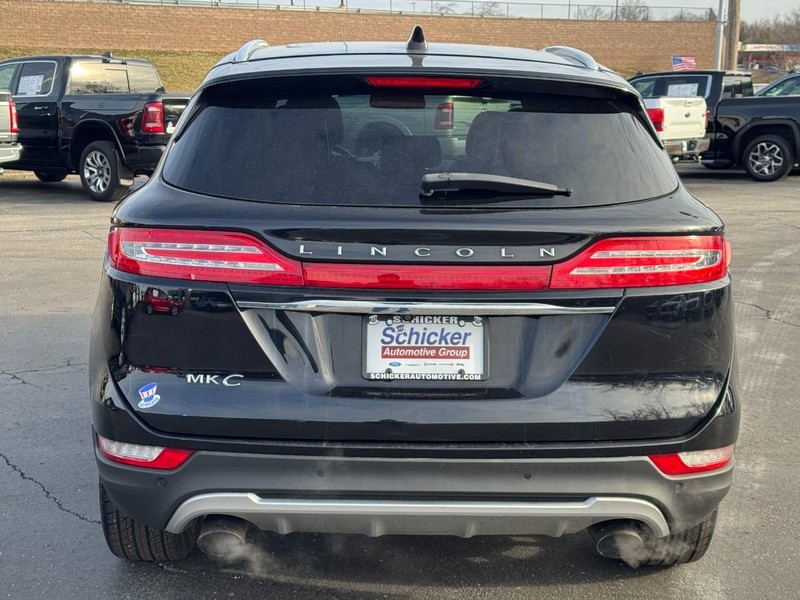 Lincoln MKC Vehicle Full-screen Gallery Image 05