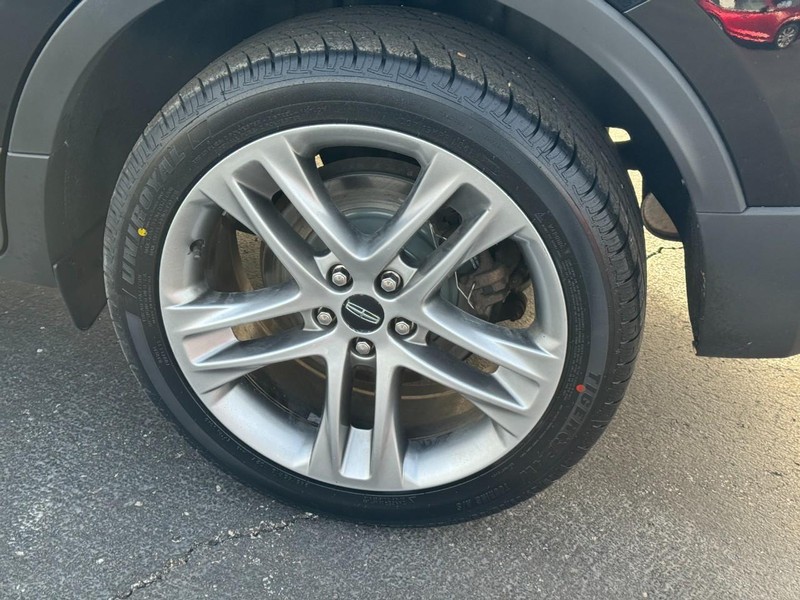 Lincoln MKC Vehicle Full-screen Gallery Image 07