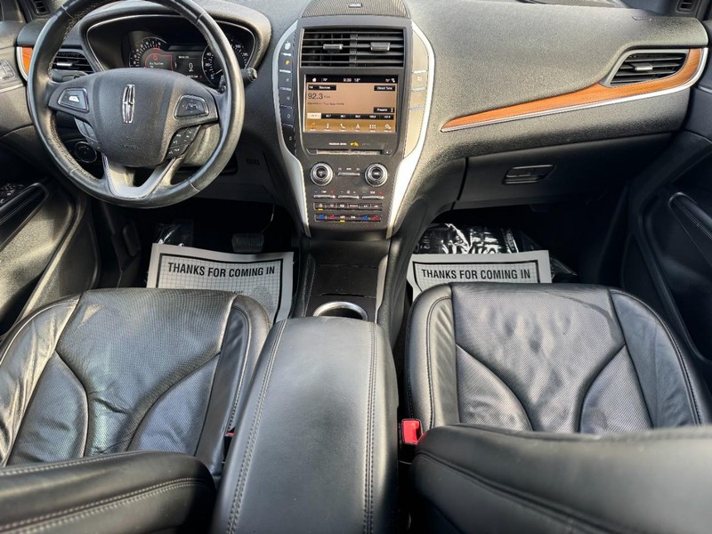 Lincoln MKC Vehicle Full-screen Gallery Image 11