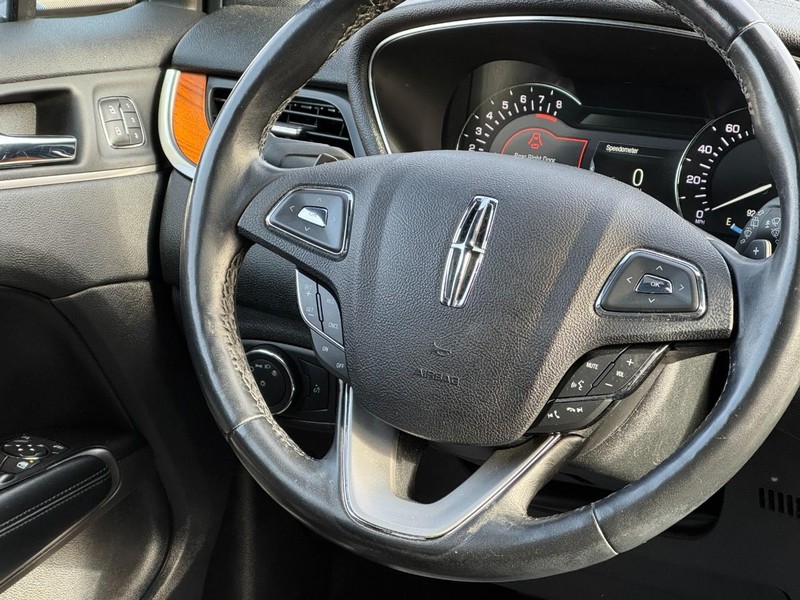 Lincoln MKC Vehicle Full-screen Gallery Image 12