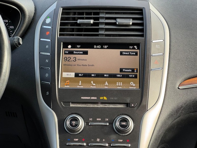 Lincoln MKC Vehicle Full-screen Gallery Image 13