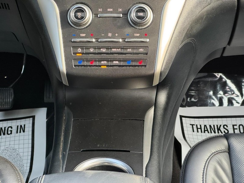 Lincoln MKC Vehicle Full-screen Gallery Image 14